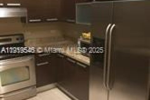 Condo in Miami, Florida, 2 bedrooms  № 1974678 - photo 1