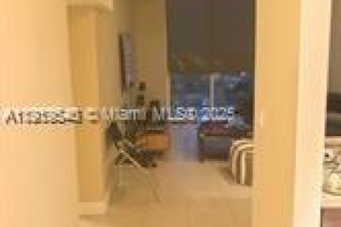 Condo in Miami, Florida, 2 bedrooms  № 1974678 - photo 3