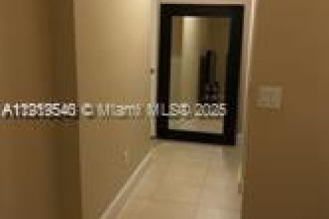 Condo in Miami, Florida, 2 bedrooms  № 1974678 - photo 6
