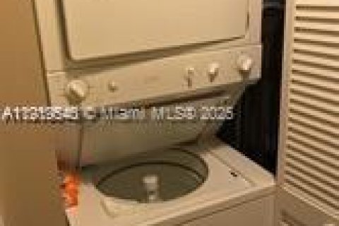 Condo in Miami, Florida, 2 bedrooms  № 1974678 - photo 16