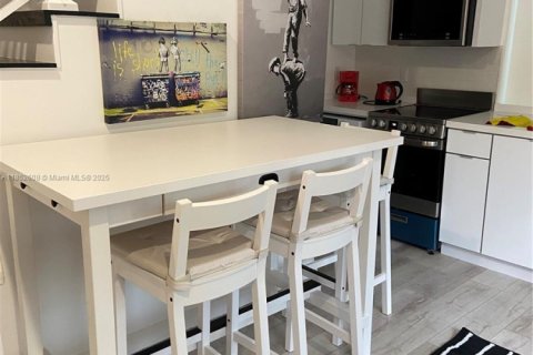 Condo in Miami Beach, Florida, 1 bedroom  № 1882217 - photo 1