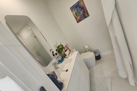 Condo in Miami Beach, Florida, 1 bedroom  № 1882217 - photo 11