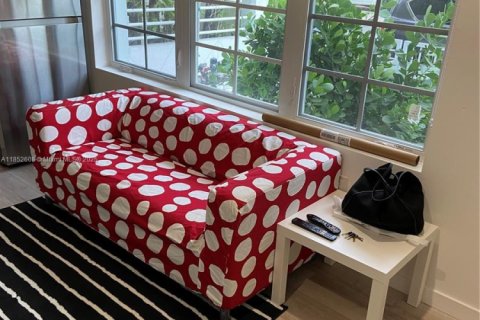 Condo in Miami Beach, Florida, 1 bedroom  № 1882217 - photo 2