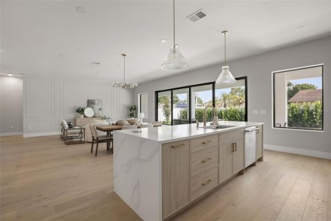 House in Orlando, Florida 5 bedrooms, 324.23 sq.m. № 2238540 - photo 22