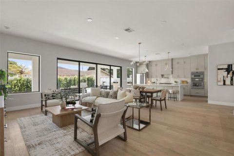 House in Orlando, Florida 5 bedrooms, 324.23 sq.m. № 2238540 - photo 16