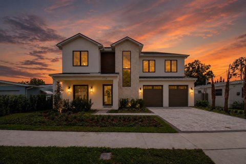 House in Orlando, Florida 5 bedrooms, 324.23 sq.m. № 2238540