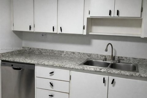 Appartement à louer à Miami, Floride: 1 chambre, 106.74 m2 № 2023975 - photo 4