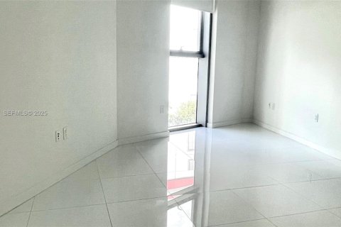 Condo in Miami, Florida, 2 bedrooms № 2152459 - photo 11