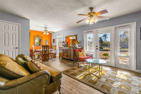 Condo in Saint Petersburg, Florida, 1 bedroom  № 1555274 - photo 5