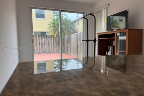 House in Miami, Florida 3 bedrooms, 164.9 sq.m. № 1880202 - photo 11