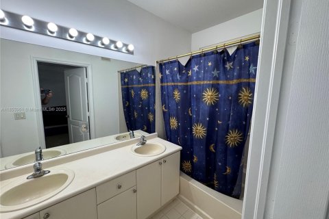 House in Miami, Florida 3 bedrooms, 164.9 sq.m. № 1880202 - photo 23
