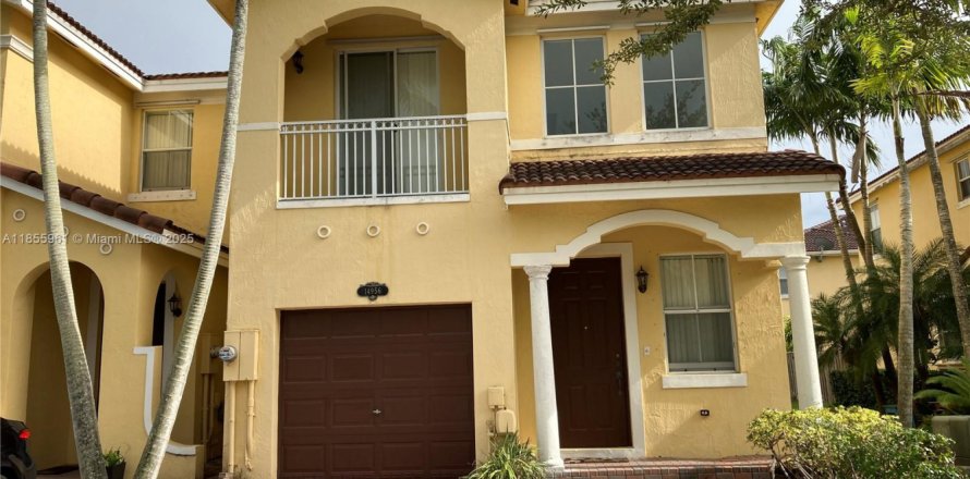 House in Miami, Florida 3 bedrooms, 164.9 sq.m. № 1880202