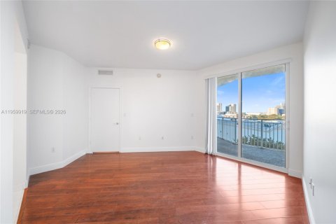 Condominio en alquiler en Miami, Florida, 1 dormitorio, 69.58 m2 № 2024332 - foto 11