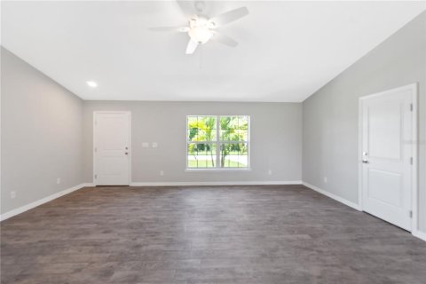 House in Port Charlotte, Florida 3 bedrooms, 149.85 sq.m. № 2102527 - photo 6