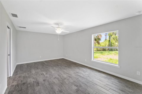 House in Port Charlotte, Florida 3 bedrooms, 149.85 sq.m. № 2102527 - photo 13