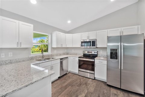 House in Port Charlotte, Florida 3 bedrooms, 149.85 sq.m. № 2102527 - photo 9