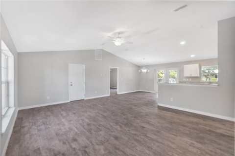 House in Port Charlotte, Florida 3 bedrooms, 149.85 sq.m. № 2102527 - photo 5