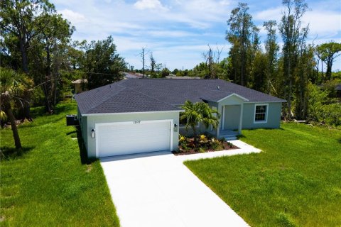 House in Port Charlotte, Florida 3 bedrooms, 149.85 sq.m. № 2102527 - photo 23