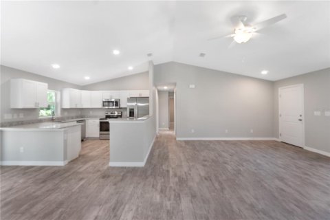 House in Port Charlotte, Florida 3 bedrooms, 149.85 sq.m. № 2102527 - photo 7