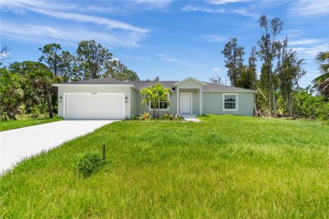 House in Port Charlotte, Florida 3 bedrooms, 149.85 sq.m. № 2102527