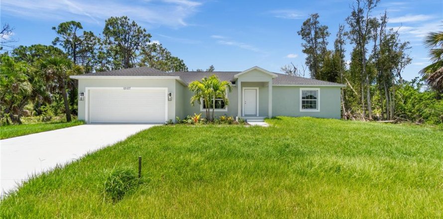 House in Port Charlotte, Florida 3 bedrooms, 149.85 sq.m. № 2102527