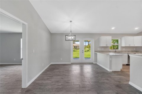 House in Port Charlotte, Florida 3 bedrooms, 149.85 sq.m. № 2102527 - photo 12