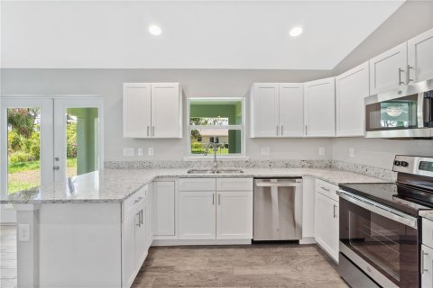 House in Port Charlotte, Florida 3 bedrooms, 149.85 sq.m. № 2102527 - photo 10