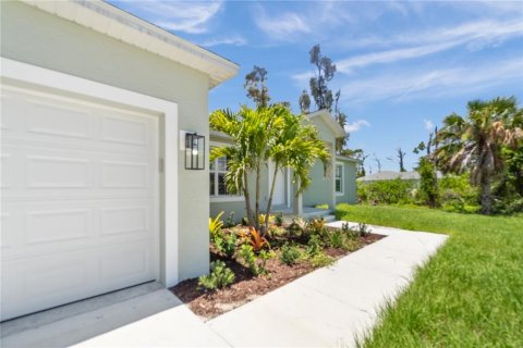 House in Port Charlotte, Florida 3 bedrooms, 149.85 sq.m. № 2102527 - photo 2