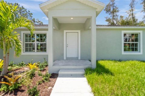 House in Port Charlotte, Florida 3 bedrooms, 149.85 sq.m. № 2102527 - photo 3