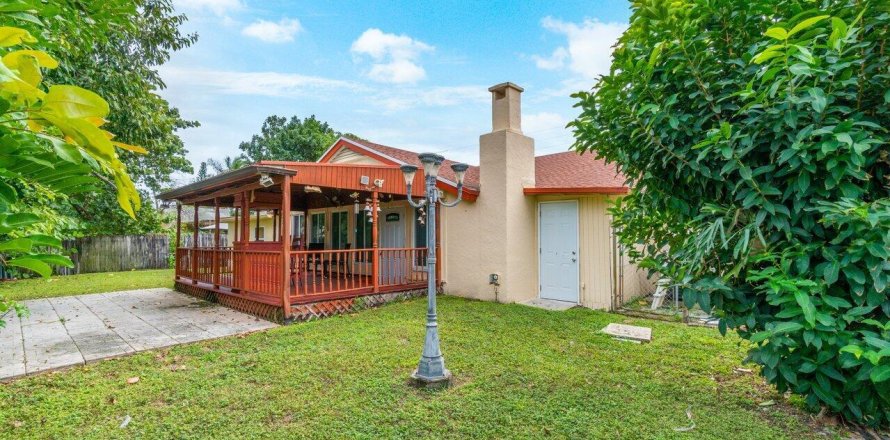House in Lake Worth, Florida 4 bedrooms, 248.14 sq.m. № 1179753