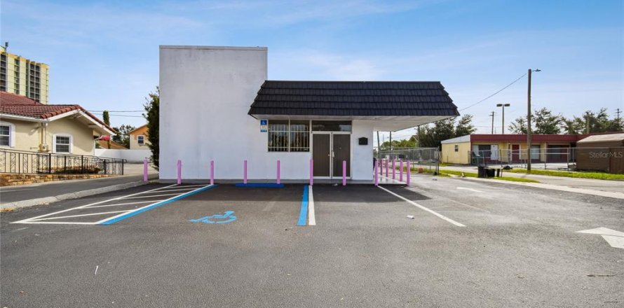 Commercial property in Winter Haven, Florida 166.48 sq.m. № 1649516