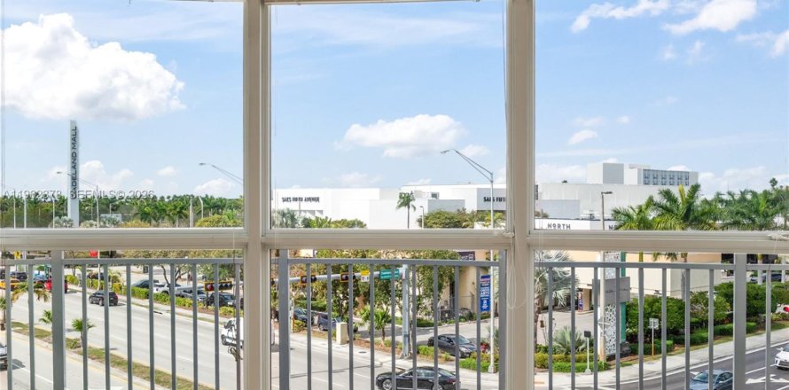 Кондоминиум с 2 спальнями в Майами, Флорида № 2023928