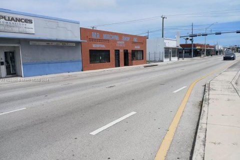 Commercial property in Miami, Florida № 1939587