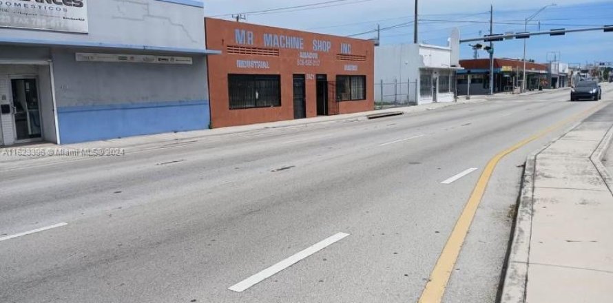 Commercial property in Miami, Florida № 1939587