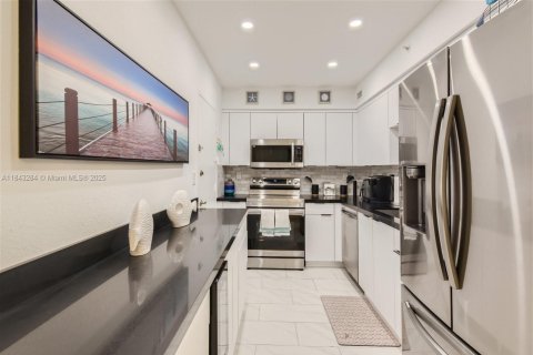 Condo in Hollywood, Florida, 2 bedrooms  № 1836328 - photo 5