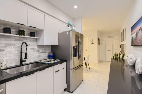 Condo in Hollywood, Florida, 2 bedrooms  № 1836328 - photo 6