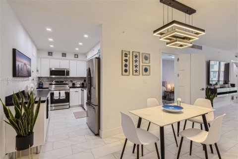 Condo in Hollywood, Florida, 2 bedrooms  № 1836328 - photo 4