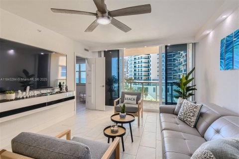 Condo in Hollywood, Florida, 2 bedrooms  № 1836328 - photo 1
