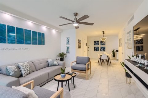 Condo in Hollywood, Florida, 2 bedrooms  № 1836328 - photo 3