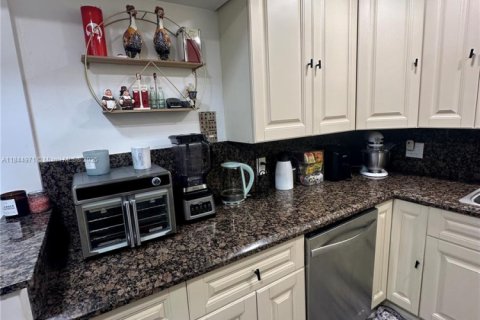 Condo in Deerfield Beach, Florida, 2 bedrooms  № 1890696 - photo 12