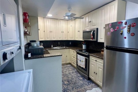 Condo in Deerfield Beach, Florida, 2 bedrooms  № 1890696 - photo 10