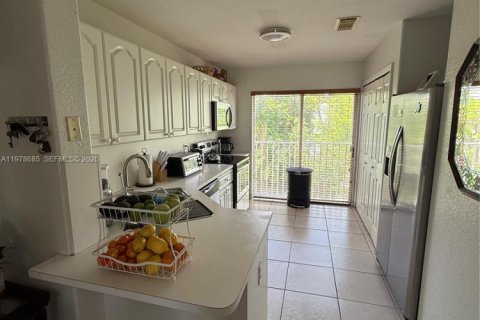 Condo in Doral, Florida, 3 bedrooms № 2079838 - photo 3