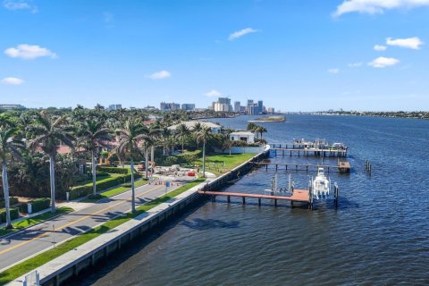 Villa ou maison à louer à West Palm Beach, Floride: 4 chambres, 211.82 m2 № 1174365 - photo 1