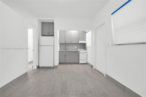 Apartment in North Miami, Florida 1 bedroom, 32.05 sq.m. № 1970930 - photo 1
