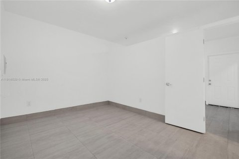 Apartment in North Miami, Florida 1 bedroom, 32.05 sq.m. № 1970930 - photo 11