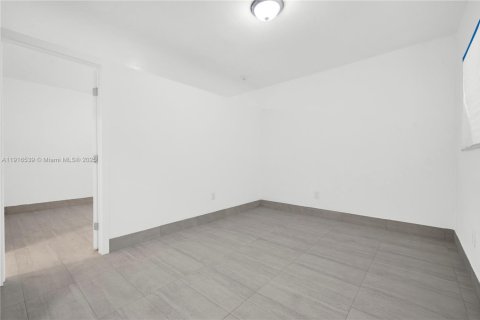 Apartment in North Miami, Florida 1 bedroom, 32.05 sq.m. № 1970930 - photo 3