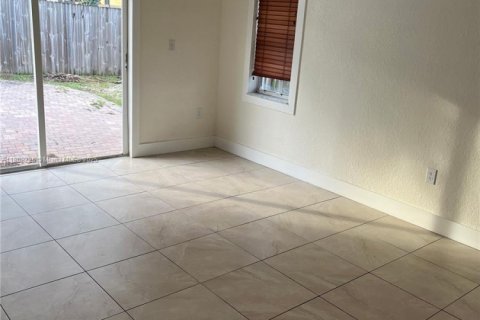 House in Miami, Florida 4 bedrooms, 173.45 sq.m. № 1747975 - photo 8