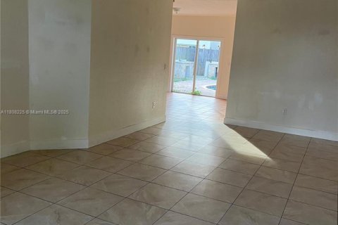House in Miami, Florida 4 bedrooms, 173.45 sq.m. № 1747975 - photo 19