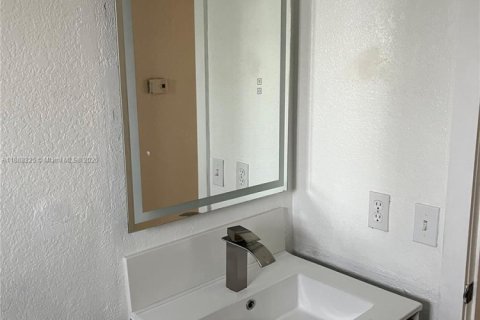 House in Miami, Florida 4 bedrooms, 173.45 sq.m. № 1747975 - photo 11
