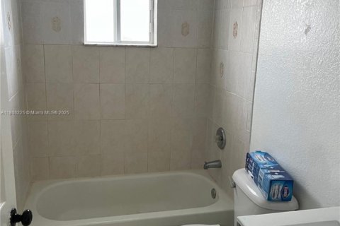 House in Miami, Florida 4 bedrooms, 173.45 sq.m. № 1747975 - photo 10